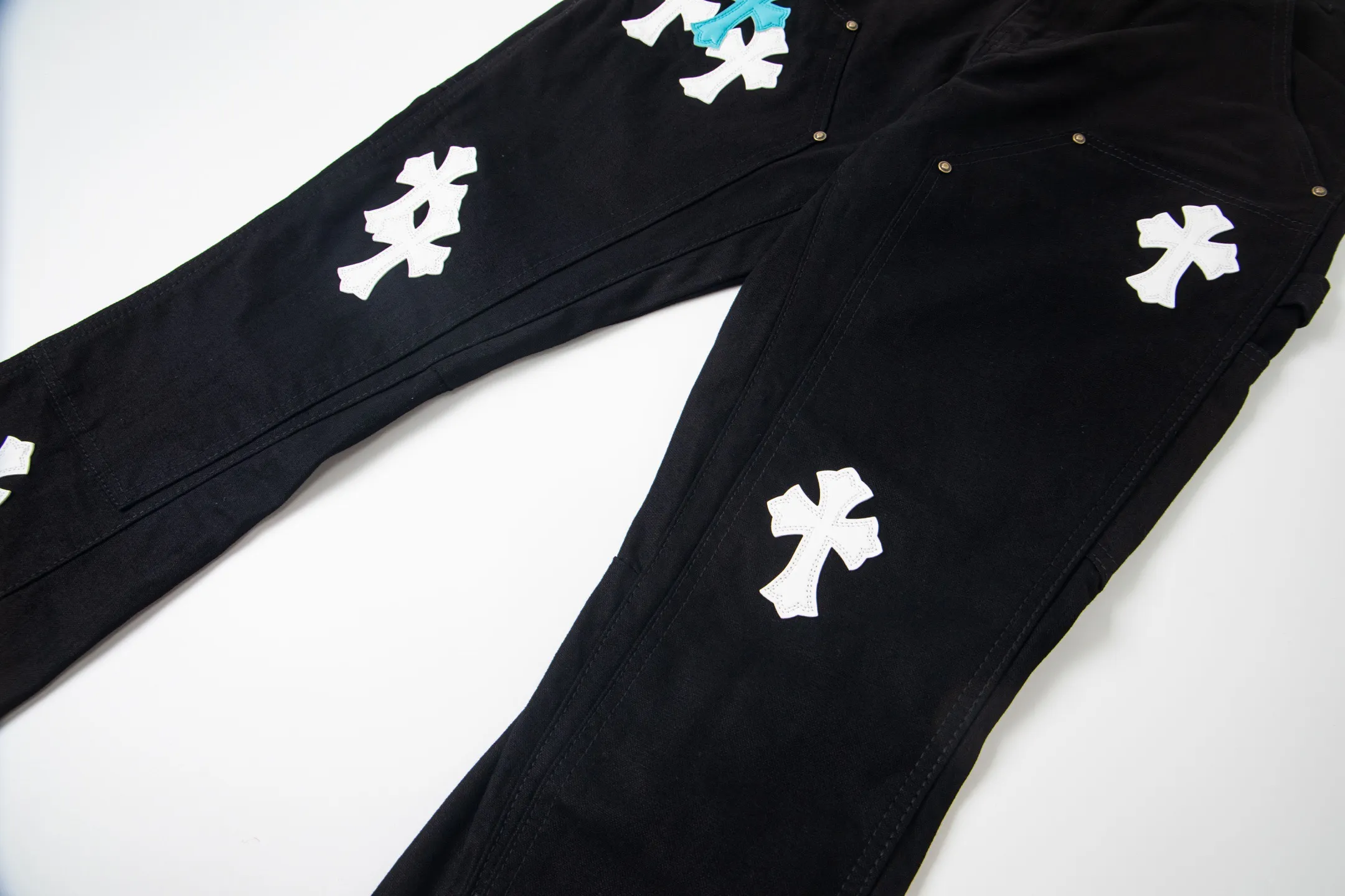 P260 Chrome Hearts co-branded Carhartt zipper leather jeans, priced at 16W+, patchwork cross pattern embellishment, high-waisted washed jeans! ! Absolutely high-end luxury products, 8W+ level god-level single products, super popular products, made with top heavy industry, a magic weapon that cannot be missed. About Kroxin This is an extremely luxurious fashion brand, which can also be called the nobles of the high street. It has always been an exclusive brand for some hipsters or the rich second generation. Compared with ordinary high streets, it is more luxurious and noble. Compared with luxury brands, it has a more fashionable personality and has always been a brand that I have a special liking for. Style number: 1772# Size: 28 30 32 34 36